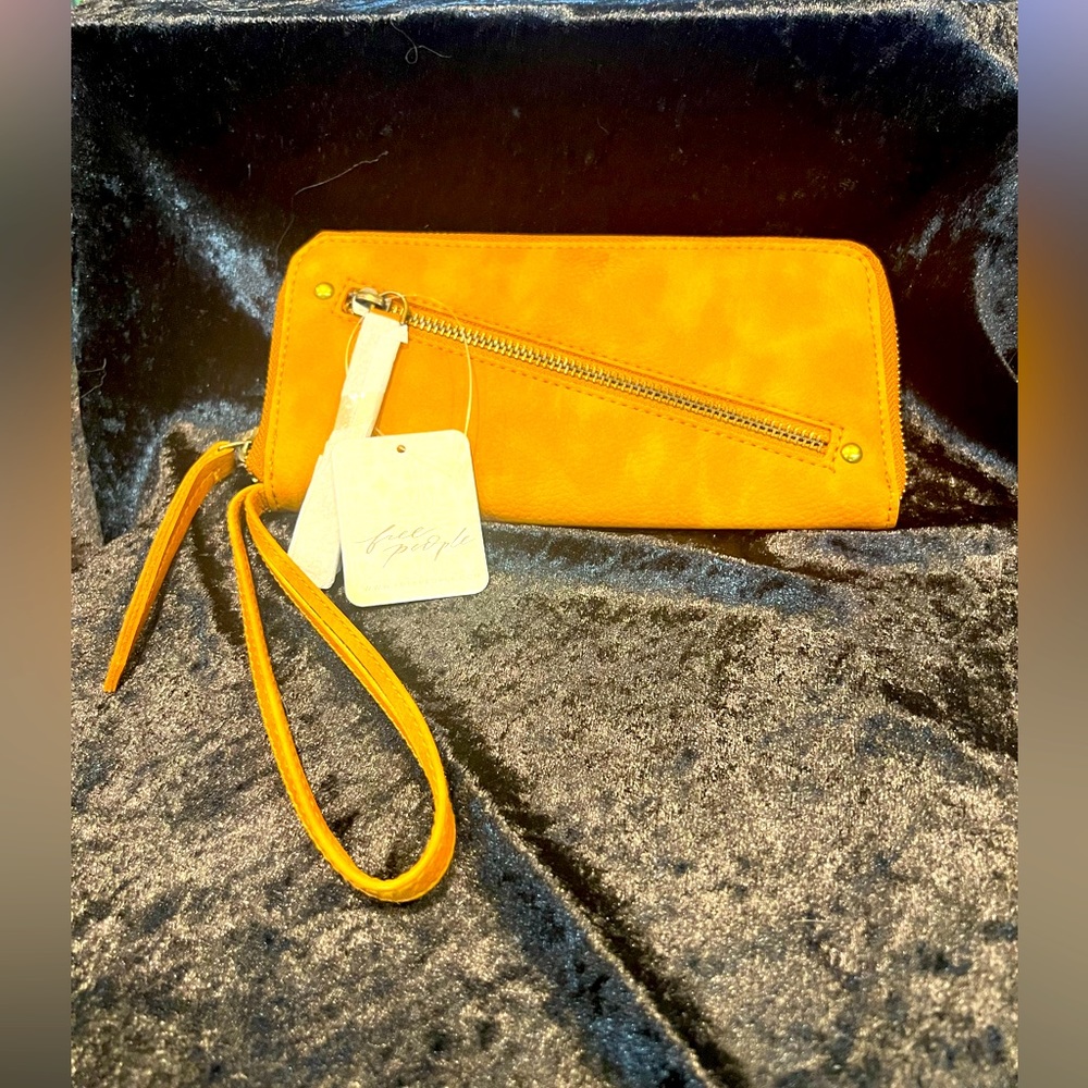 Free People NWT vegan leather wallet!! - Picture 1 of 3